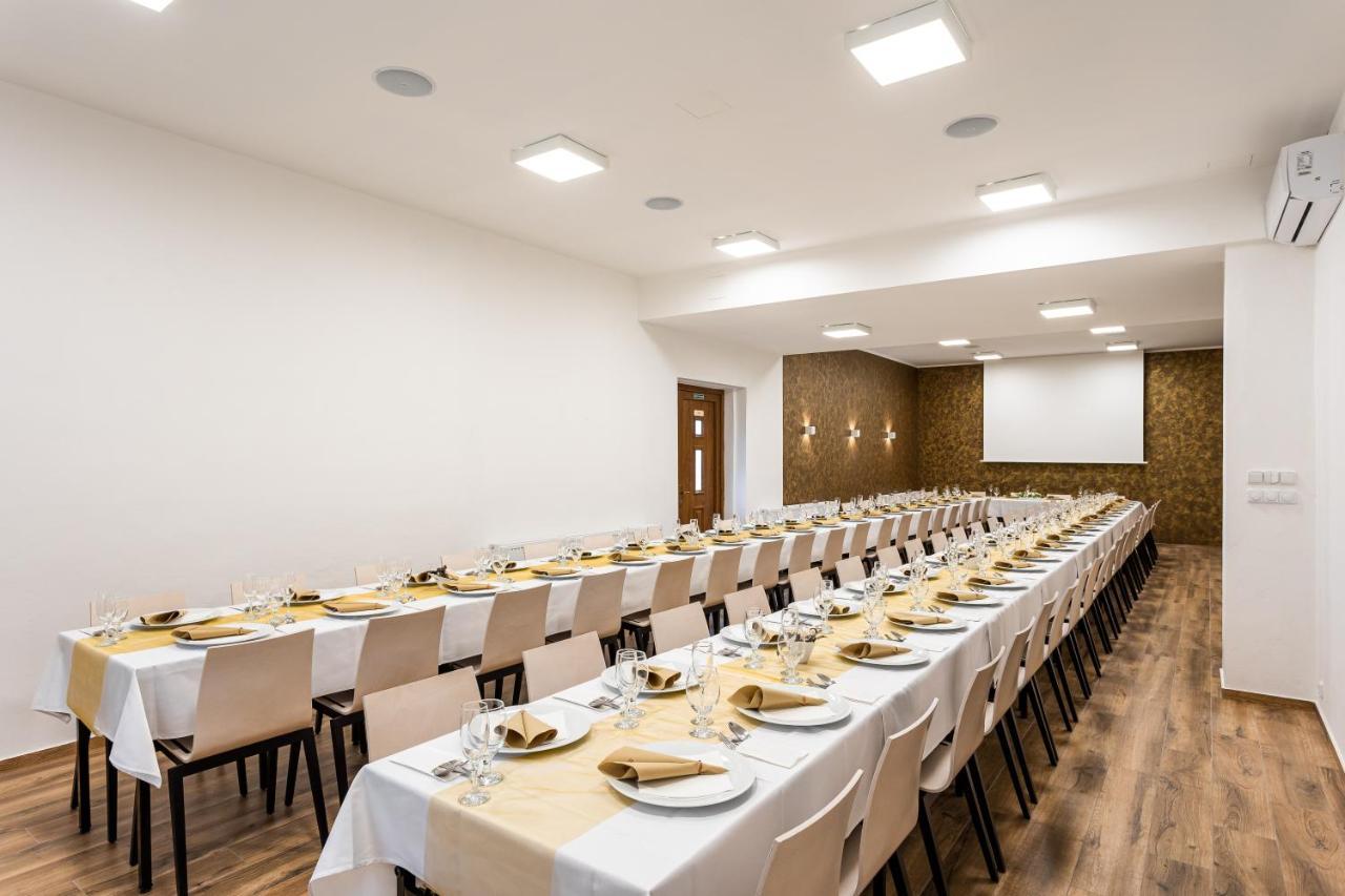Hotel Jordanek Opočno Exteriör bild